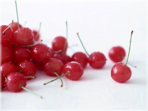 Acerola piros gyümölcsei